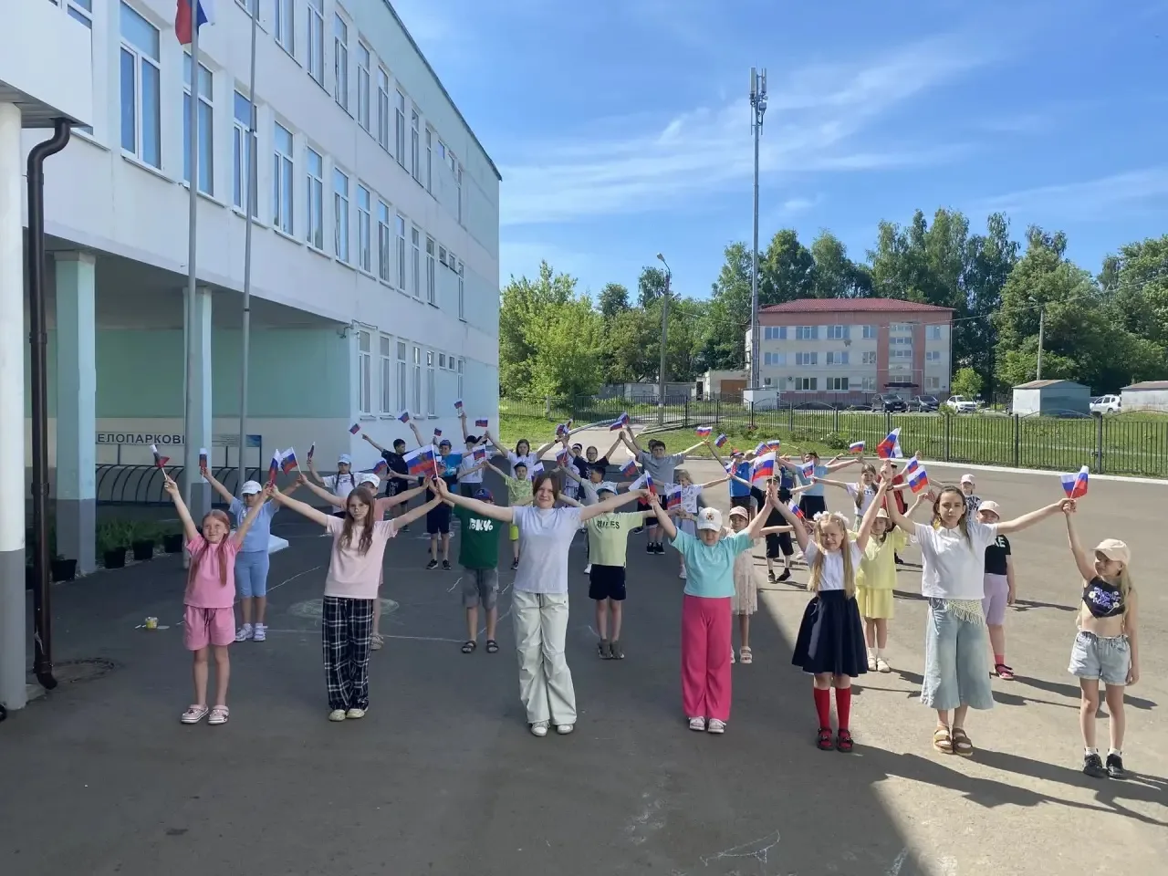 🇷🇺Сегодня, 12 июня, в День России, воспитанники пришкольных лагерей «Солнышко» и «Движение Первых»