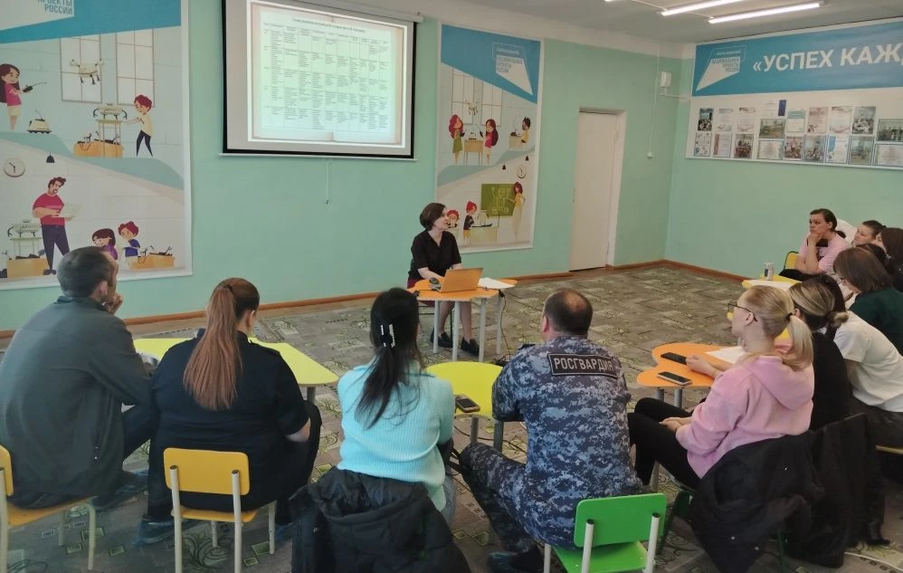 В группе №7 "Кадеты", прошло родительское собрание-просвещение, на которое был приглашён учитель-лог
