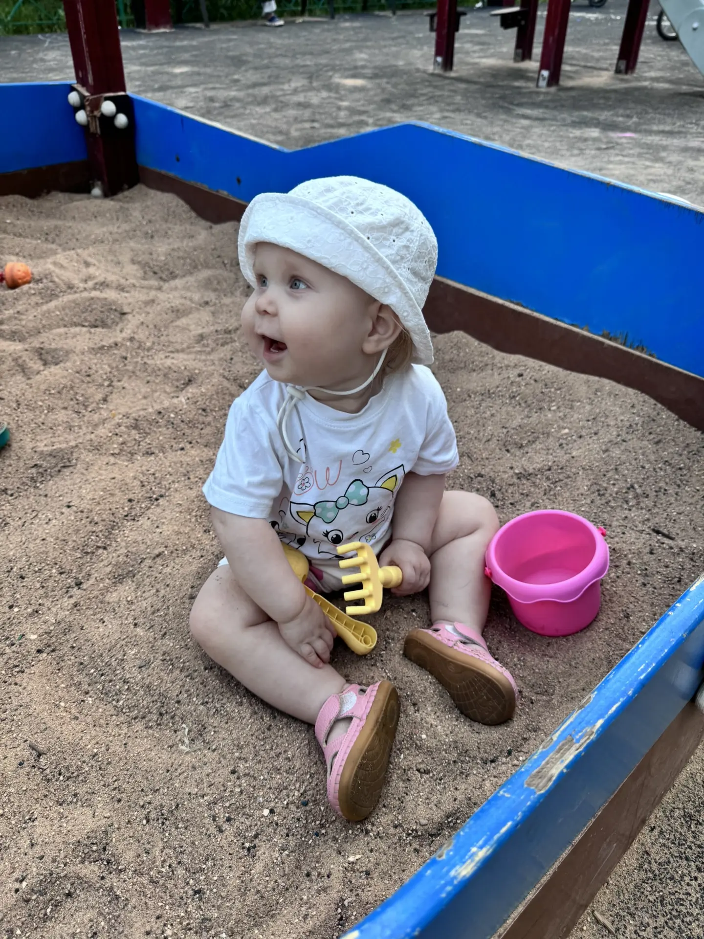 У нас сегодня день тюлень, вышли погулять к вечеру✌️
Жара спала, прям хорошо…

Васюша с папой, а я б