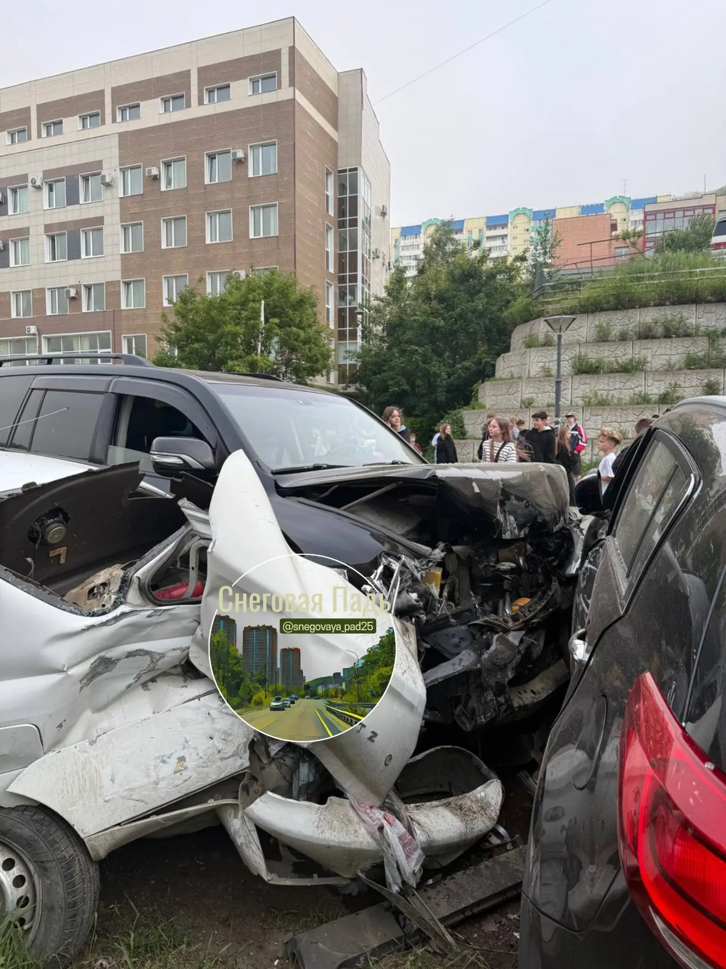 С места происшествия возле 83 школы

Вступить в канал Снеговой Пади. Для вступления жми сюда 👈