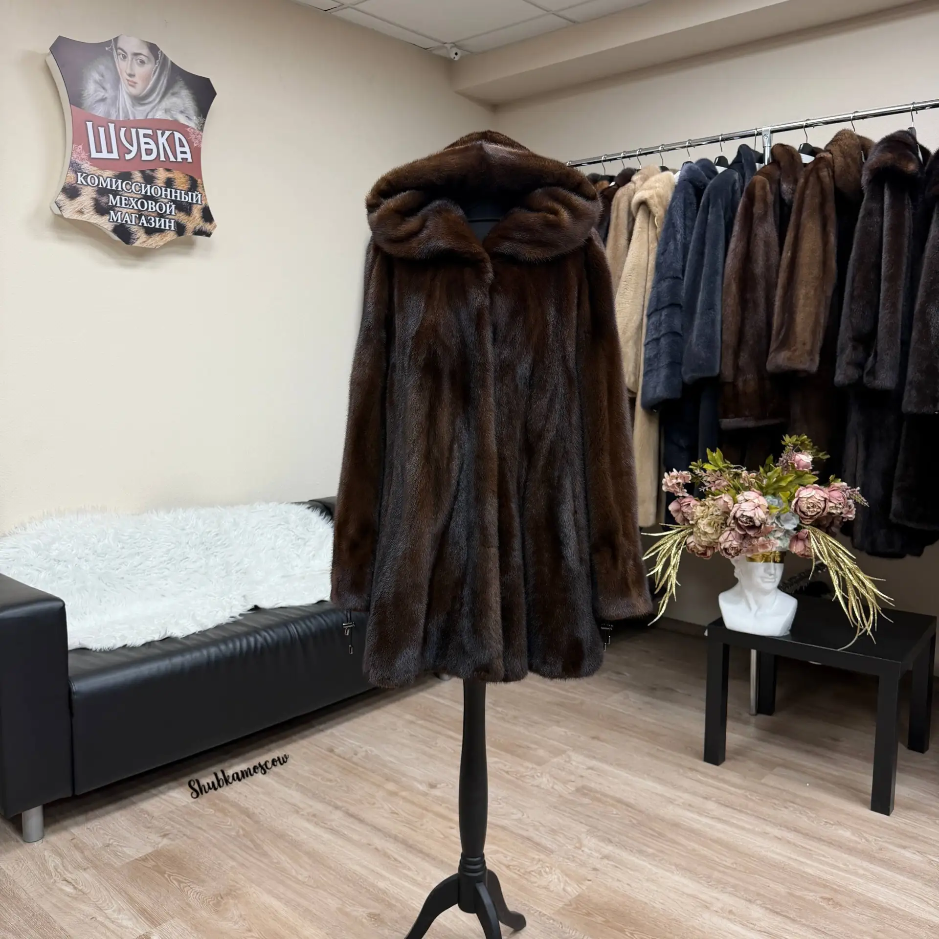 ☑ Цена 85000₽ 
☑ Размер 52-54 
☑ Итальянская норковая шуба, красивый насыщенный шоколадный оттенок н