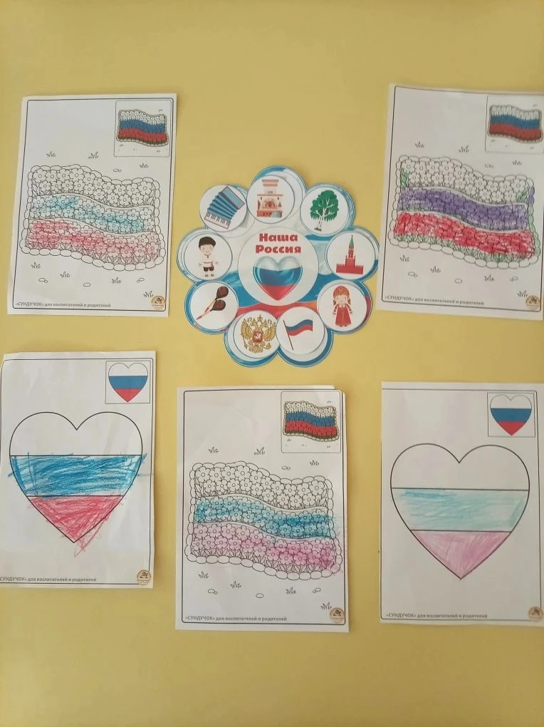 В июне солнце светит ярко,
Флаг российский - в вышине,
День России  - праздник жаркий,
Мир и счастье