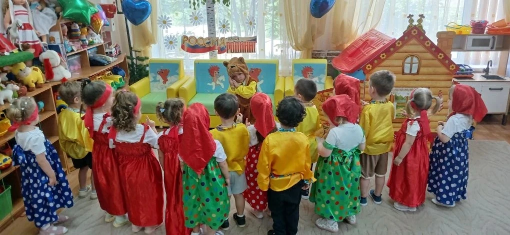Нам праздники для радости даны,
Мы знаем их немало,самых разных,
Но день России,день родной страны,
