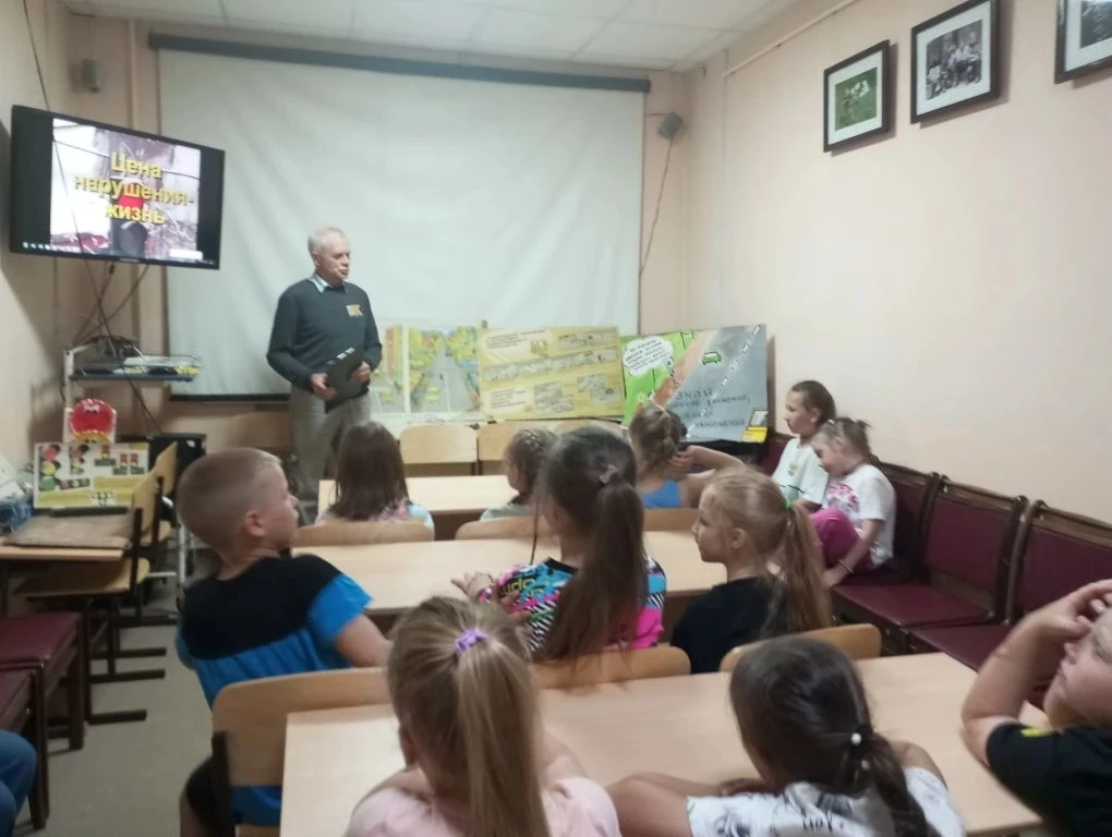 ПРАВИЛА ДОРОЖНЫЕ ЗНАТЬ КАЖДОМУ ПОЛОЖЕНО! Сегодня ребята из 1 и 2 отрядов школьного лагеря "Солнечная