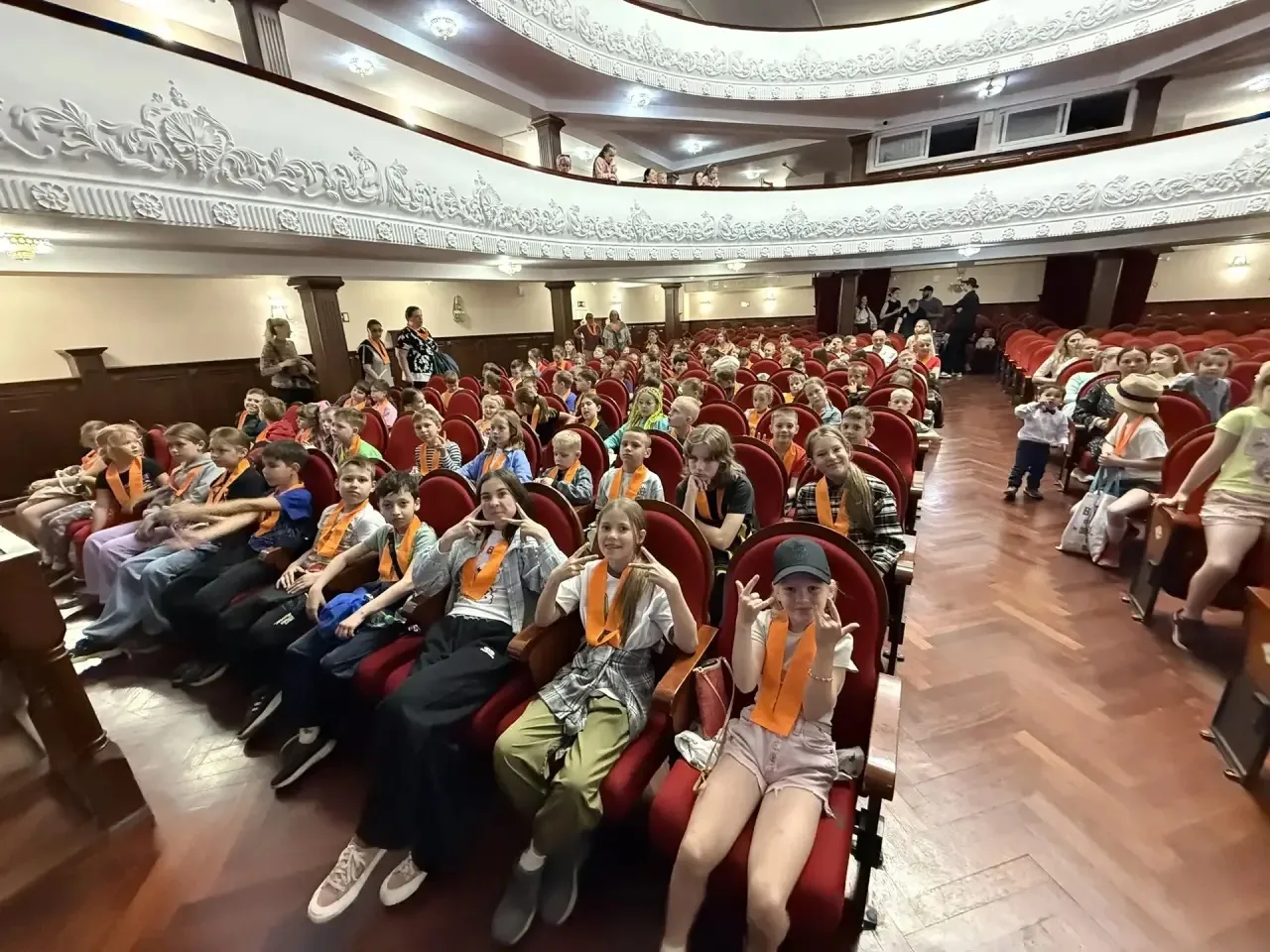 Наши лагерята
🎭ездят на культурные мероприятия,
💪🏼делают утреннюю зарядку,
🤗трудятся на мастер-к