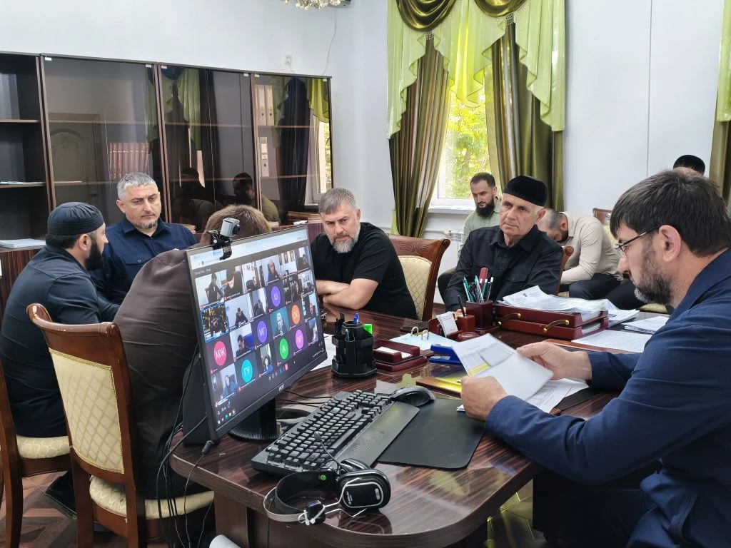 Ассаламу 1алайкум!

Сегодня вместе с руководителями ответственных служб принял участие в совещании в