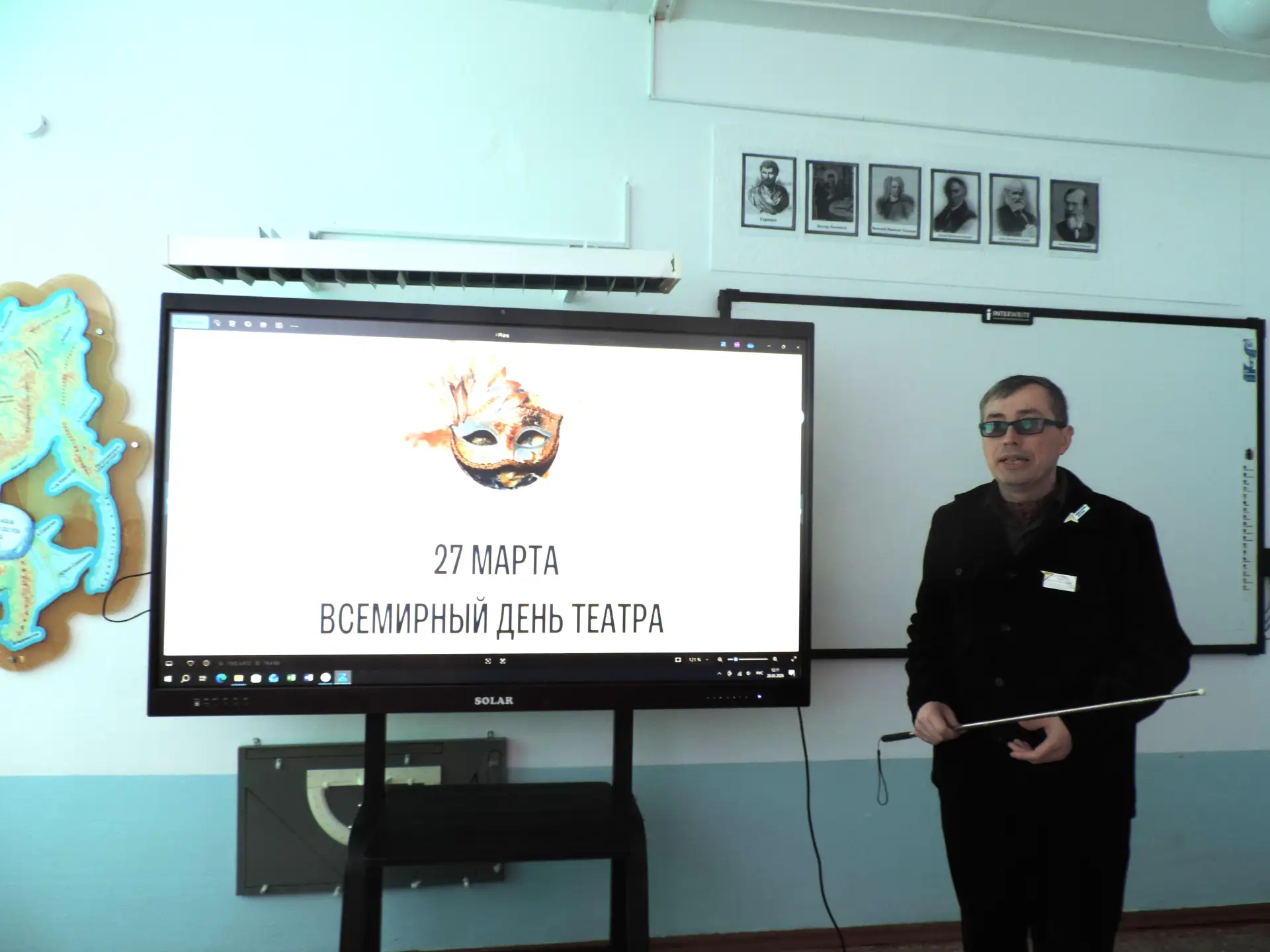 Сегодня мы чествуем тех, кто дарит нам волшебство сцены, заставляет смеяться и плакать, задумываться