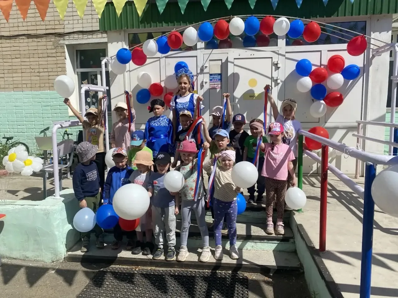 День России в детском саду: праздник для всех 🇷🇺

Сегодня в нашем дружном детском саду звучали пес
