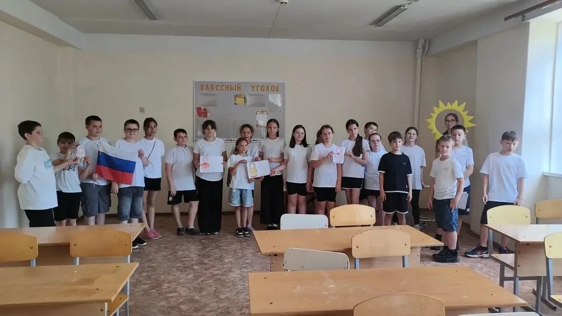 С любовью к России! ❤️🇷🇺

Наши ребята активно готовятся ко Дню России! В творческой мастерской кип
