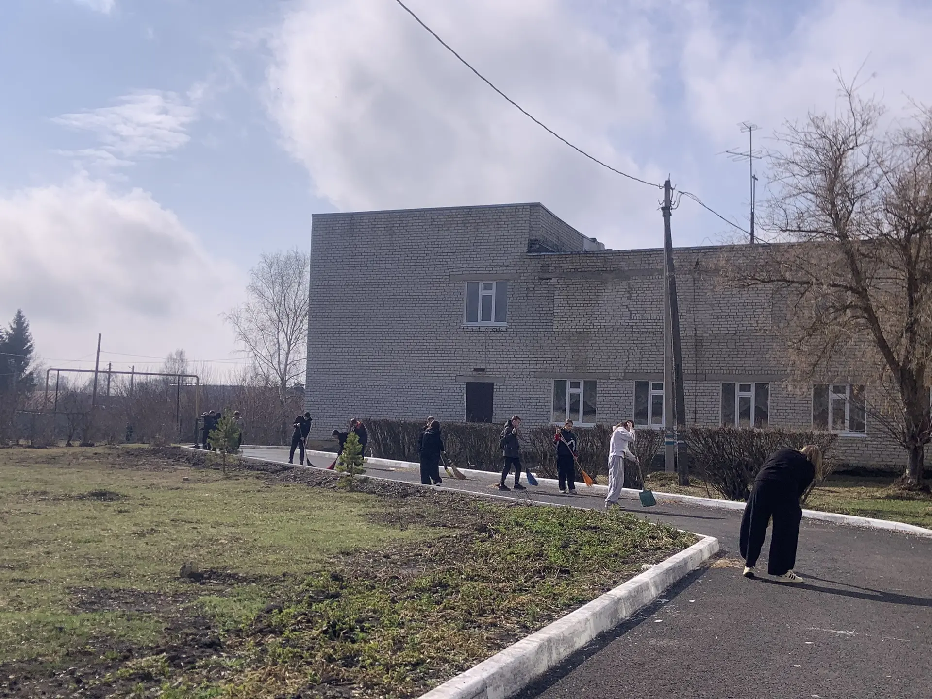 3 апреля провели трудовой десант по уборке территории школы.