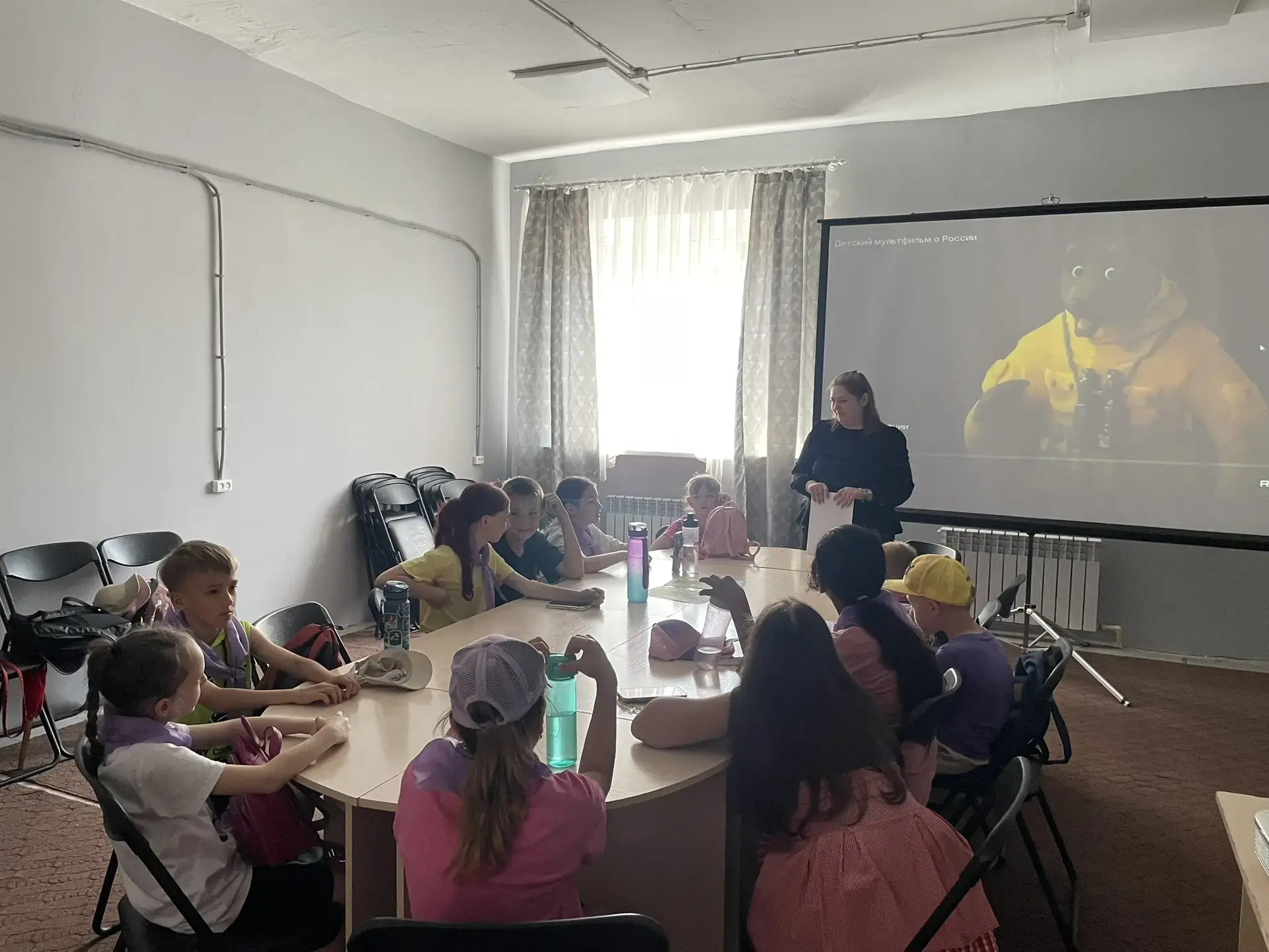 10.06.2026 в малом зале ГКДЦ прошёл познавательный час «Этой силе есть имя — Россия!». Отправились с