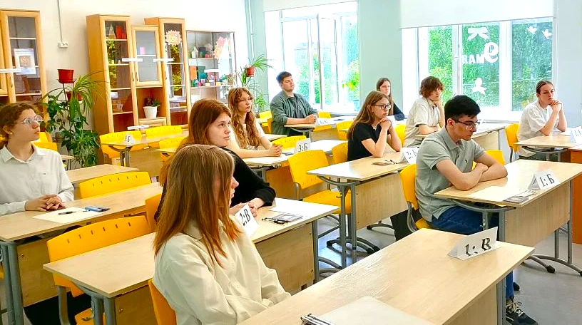 Сегодня выпускники сдали ЕГЭ по русскому языку ✍🏻

14 выпускников Демянского округа сегодня приступ