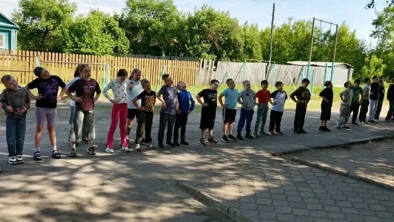 💥 3 июня. Школьный лагерь «Бригантина»
👯‍♀ День начинается с утренней зарядки. Игры на свежем возд