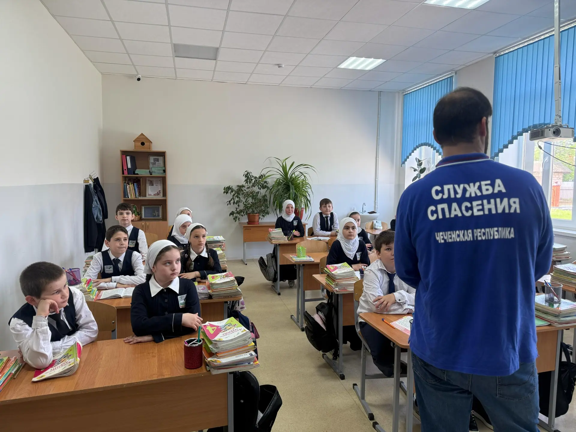 В МБОУ «СОШ №2 с. Кулары» проведены классные часы и беседы на тему «Мои безопасные каникулы»

В целя