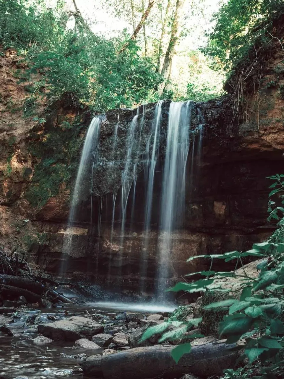💧 Горчаковщинский водопад в Ленобласти — самый высокий в регионе (около 4,5 м)

Вода стекает по узк