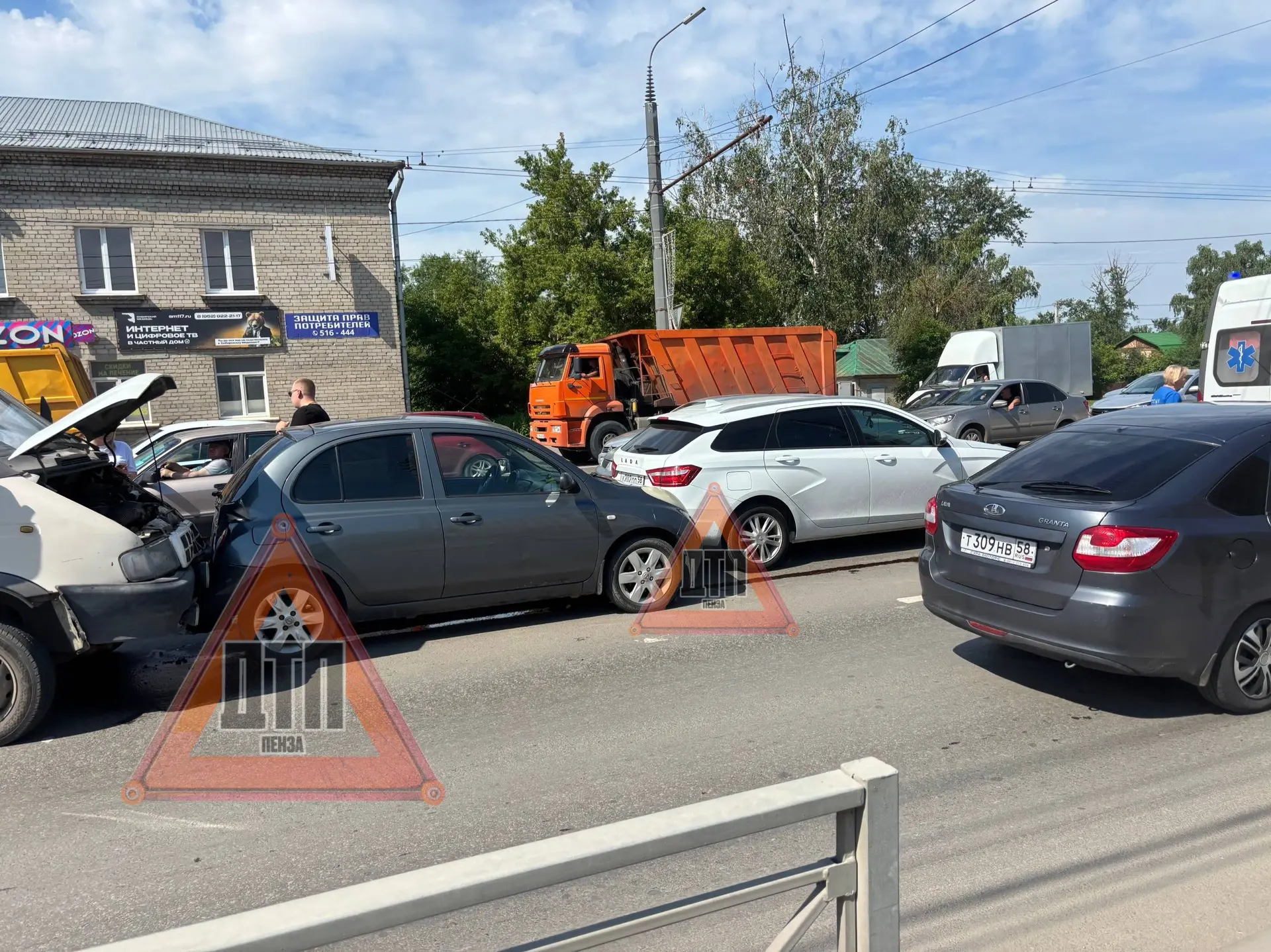Массовое ДТП у ТЦ «Терновский куст» в Пензе.

Подписаться на «ДТП Пенза»
