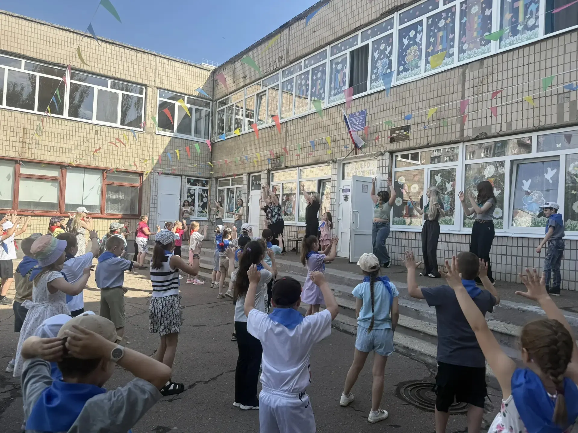 ☀️ Доброе утро, друзья!

🌈 Наш день в пришкольном лагере "Территория Детства" начался с бодрой и ве