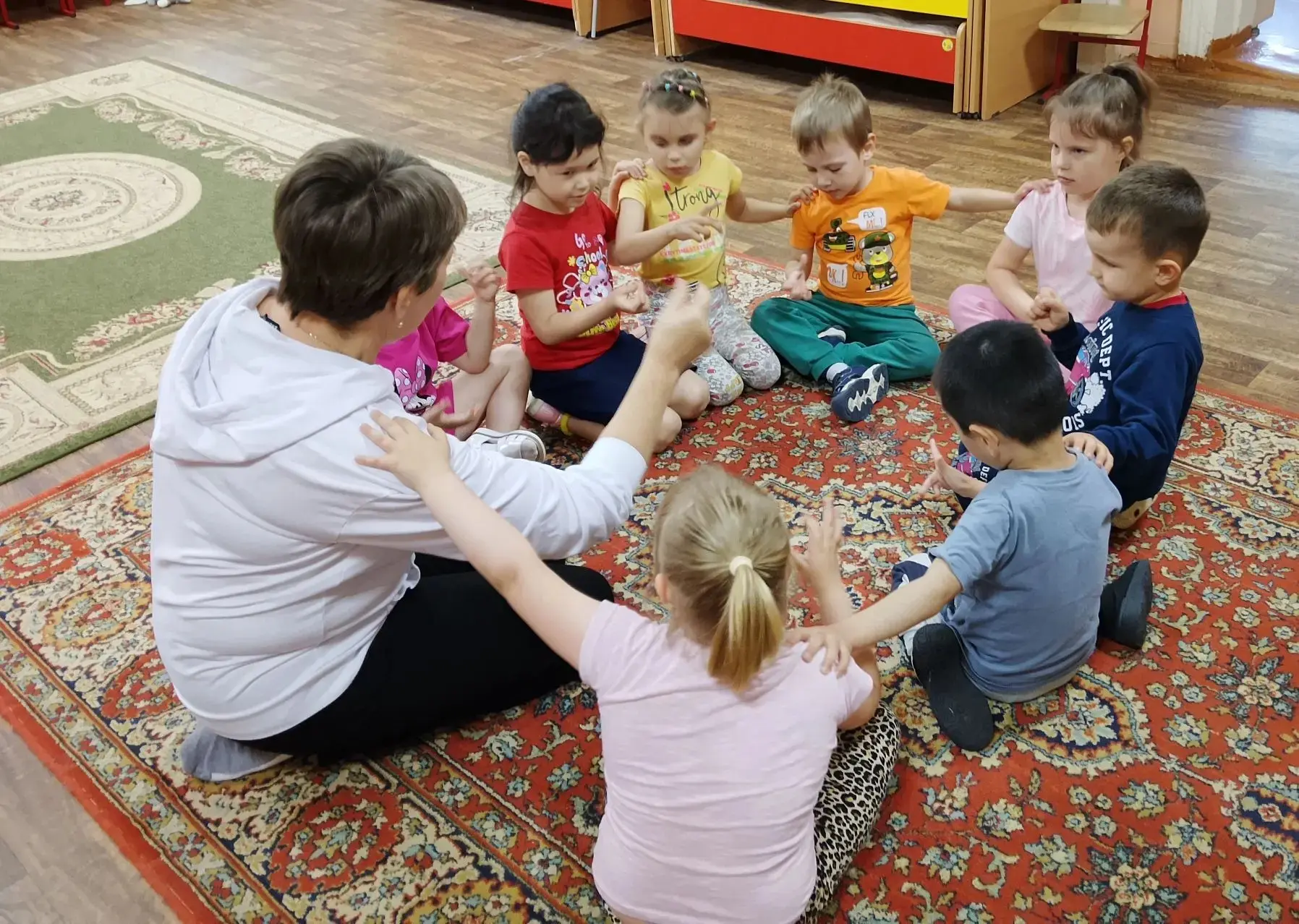 Фольклорные игры в детском саду. Сегодня дети группы "Искорки" играли в пальчиковую игру "Тук-тук, п