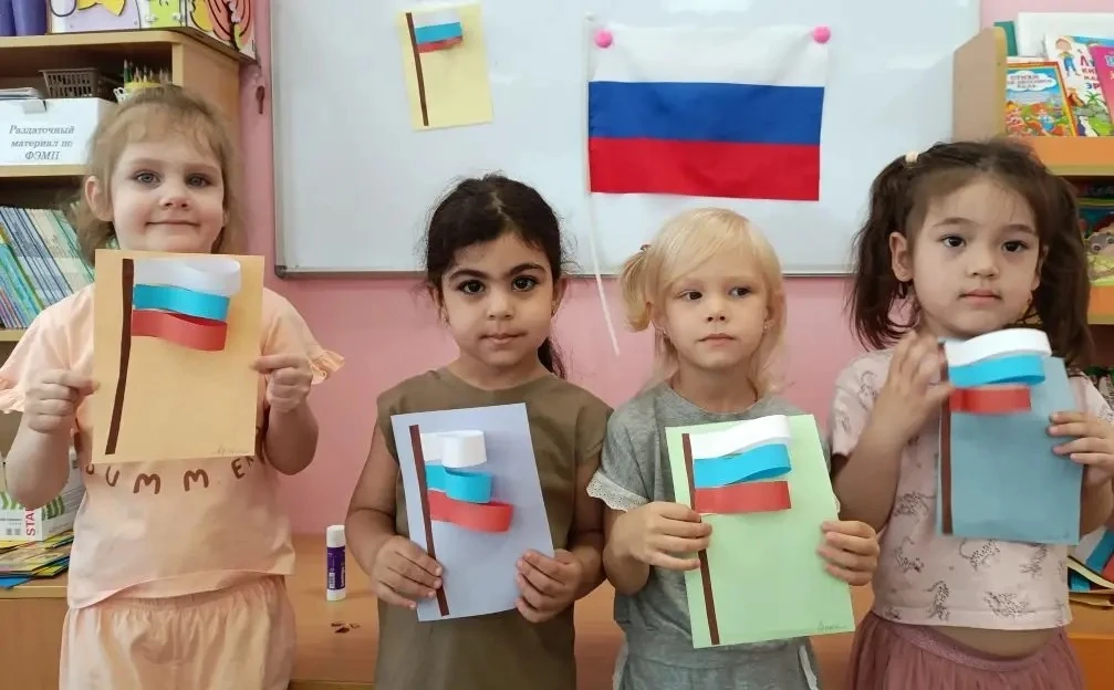 К празднику «День России» 🇷🇺 ребята из группы «Радуга»  сделали аппликацию - 🇷🇺триколор.  

Ярки