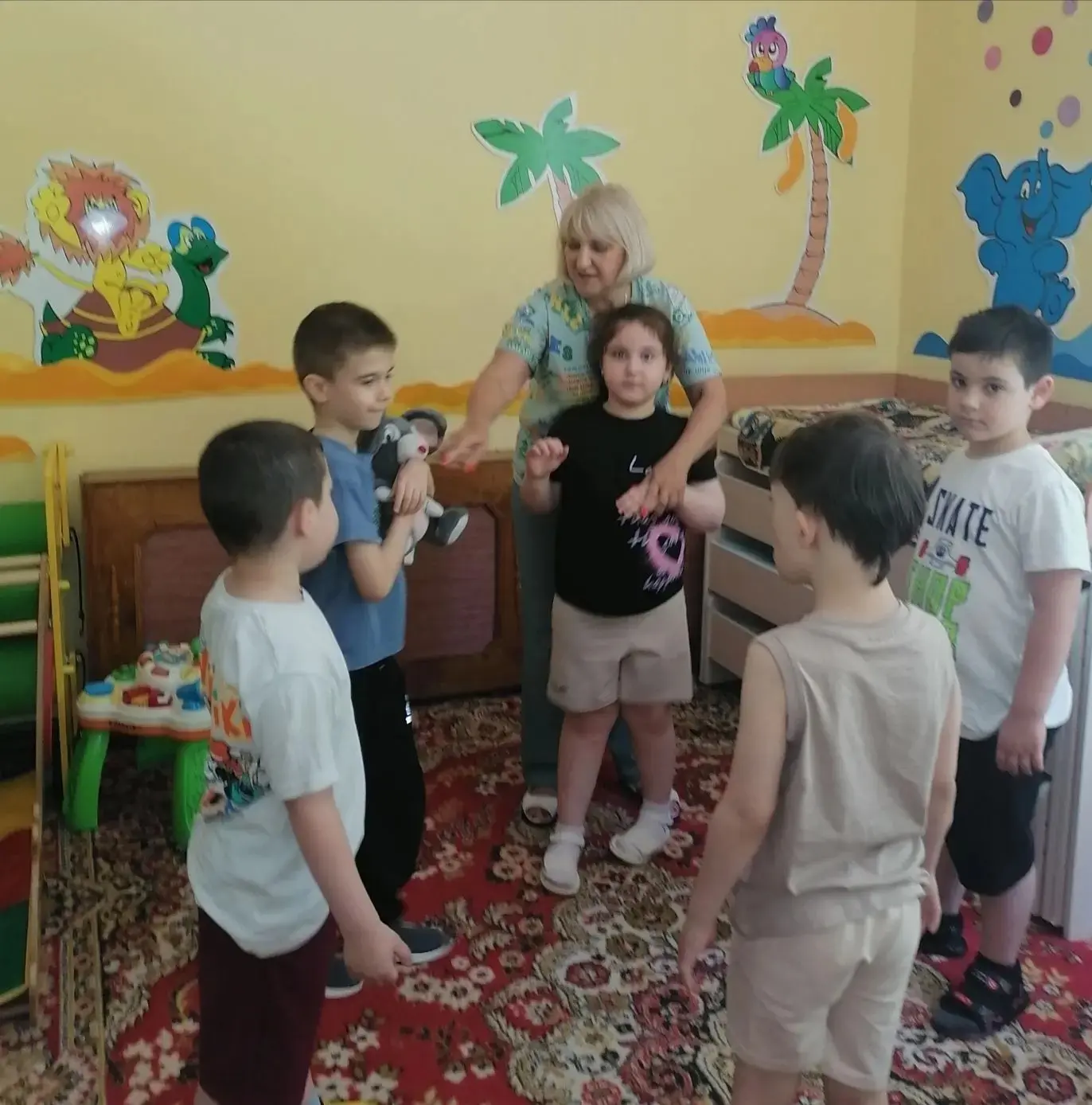 👶🏻Все с друзьями пополам
Поделить мы рады! 
Только ссориться друзьям
Никогда не надо! 
9 июня - ме