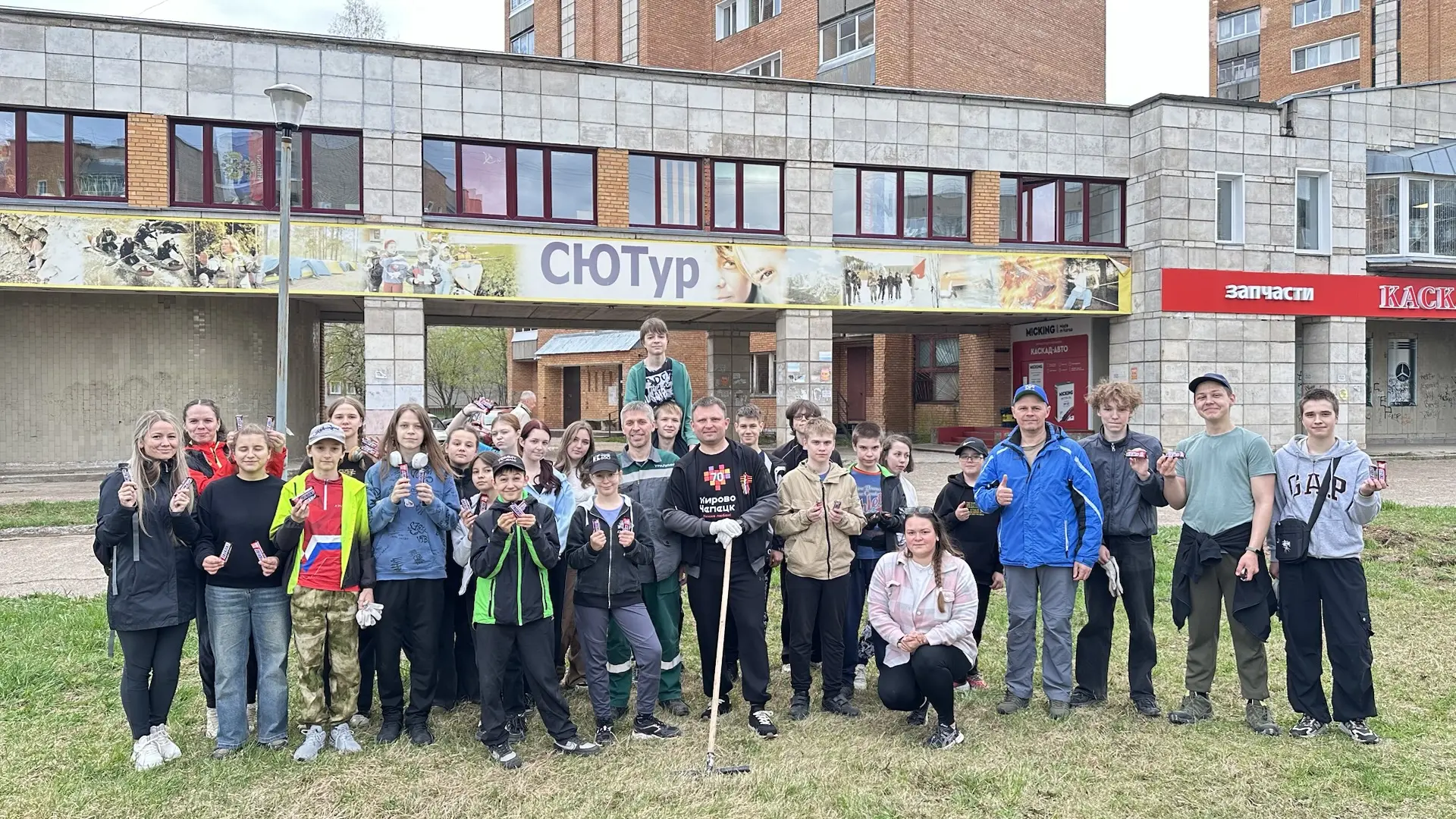Наводим порядок там, где живёт туризм! 🧹🏕️

Сегодня наши ребята вышли на субботник вокруг станции.