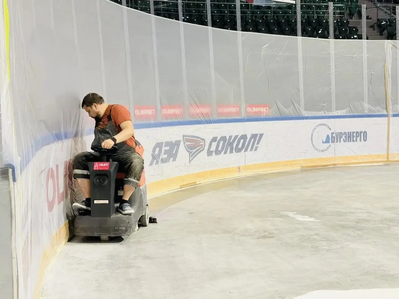 Готовимся к новому сезону! 🏒

Платинум Арена Красноярск активно готовится принять новый хоккейный с