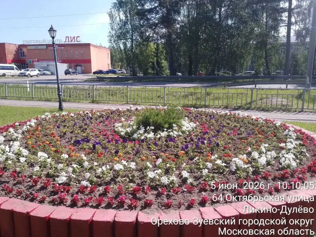 В этот жаркий период наши сотрудники каждый день поливают клумбы — хотим, чтобы цветы радовали всех 