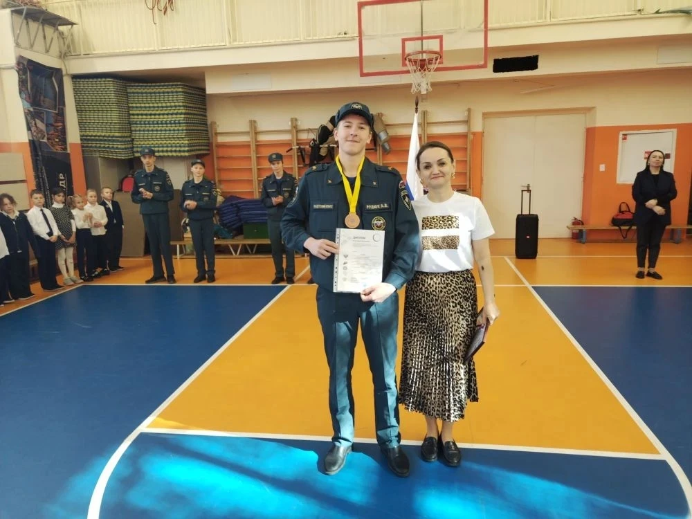 🎓Сегодня состоялась традиционная школьная линейка! 

На линейке:

- 📢 прозвучали важные объявления