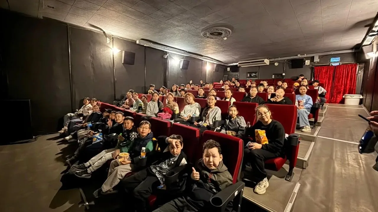Киногерои и хранители времени: ещё один яркий день в нашем лагере! 🎒🎬

Солнце, лето и отличное нас