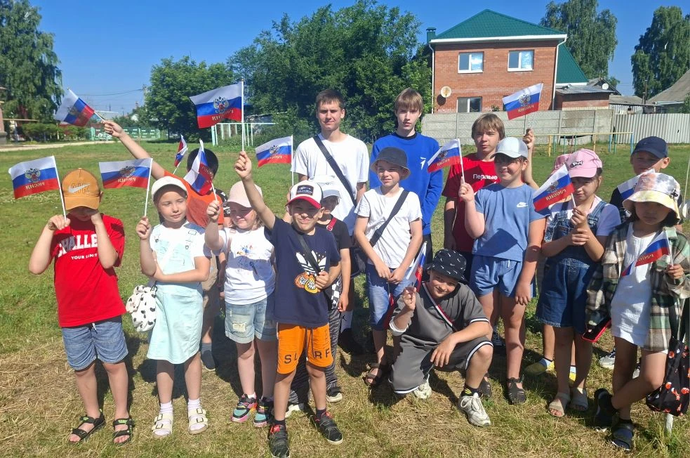 🇷🇺Сегодня в пришкольном лагере "Лето" прошла торжественная линейка, посвящённая Дню России.

#МОУЛ