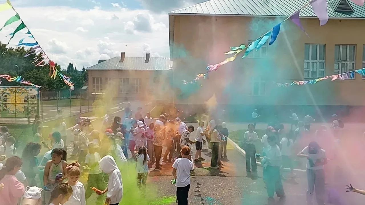 🎨 Краски детства не бывают скучными!

Вот такие красочные, счастливые дети были сегодня на праздник
