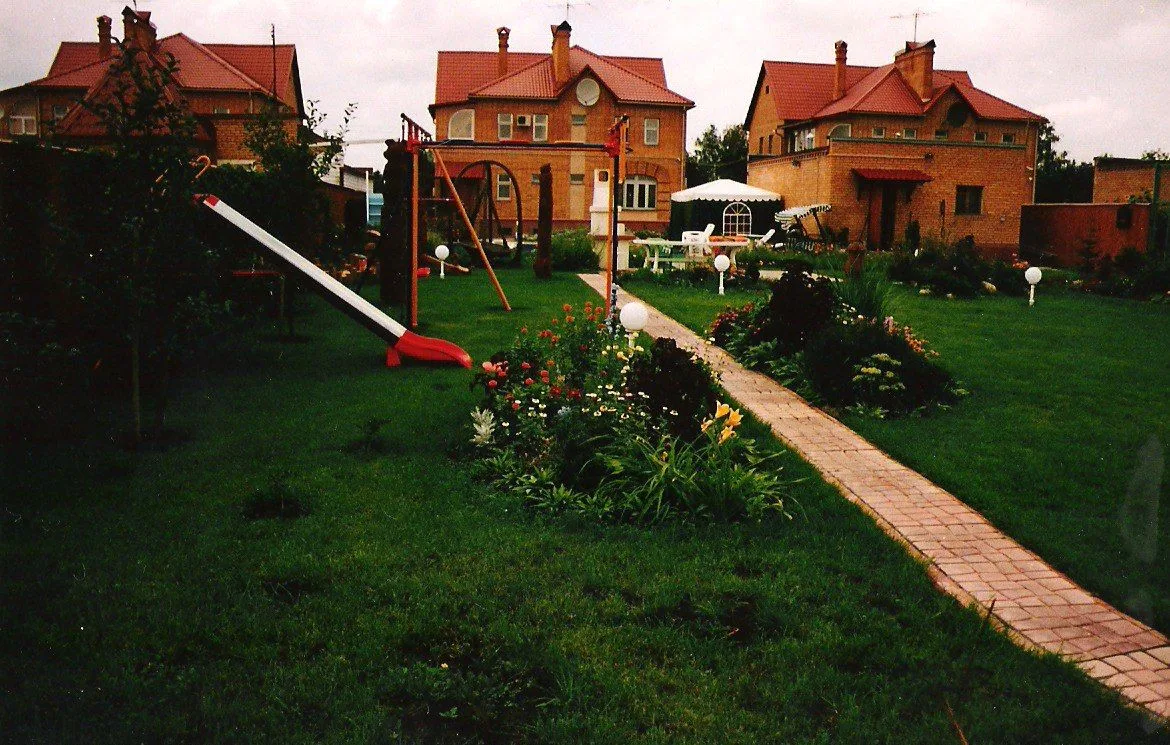 Подмосковные ландшафты - компания с длинной историей. 
Начинается она в 1994 году, когда наш основат