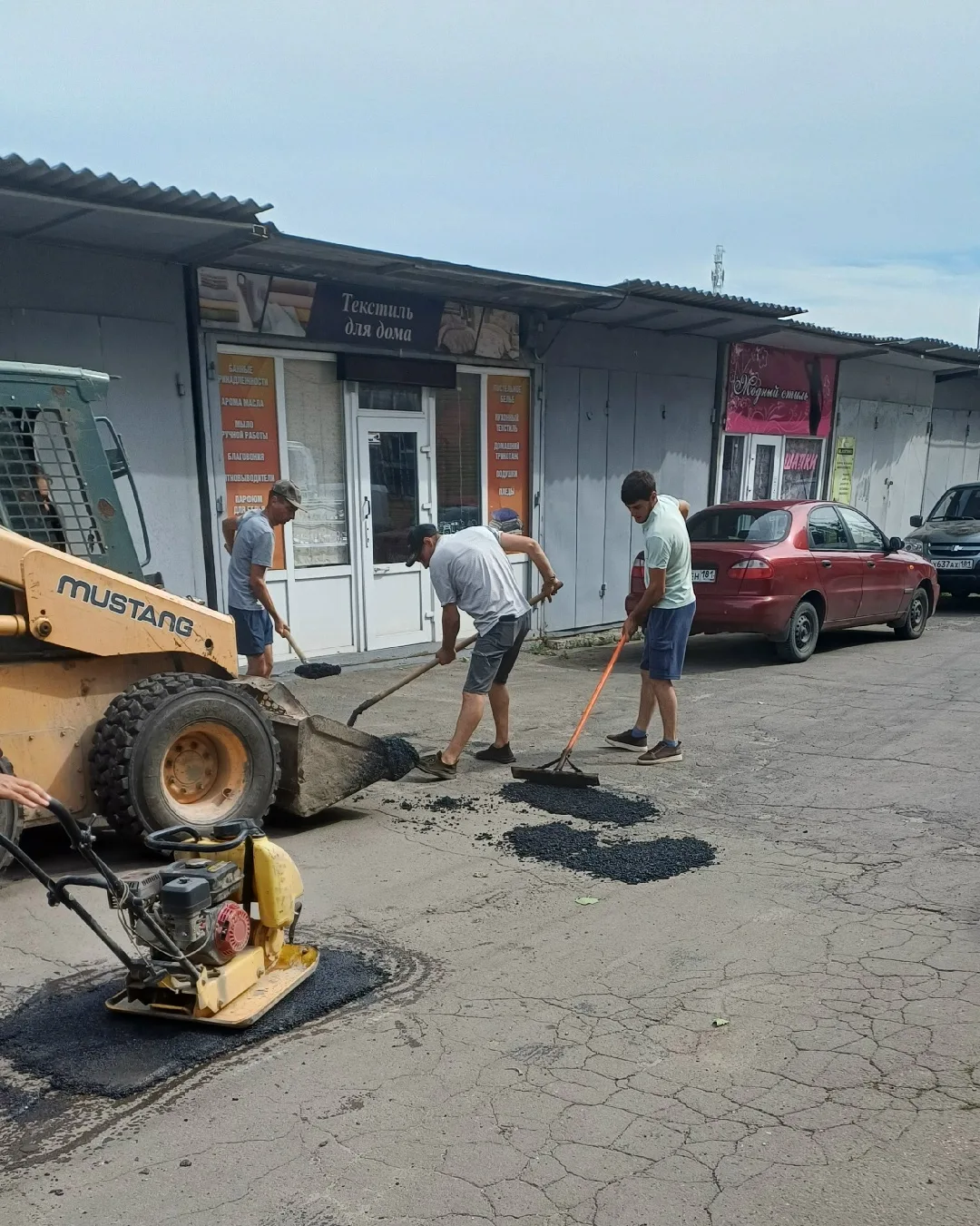 На Центральном рынке города Ровеньки, силами привлеченной организации, был проведен ямочный ремонт а