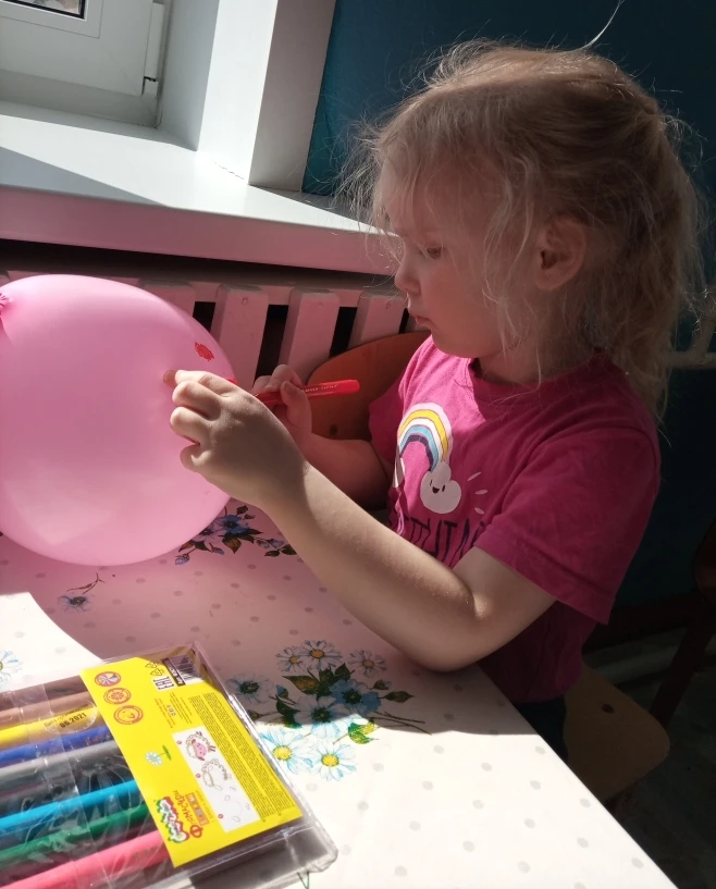 🎈🎈🎈У меня есть шар воздушный
Яркий, лёгкий и послушный.
Я, когда гулять хожу,
Шар за ниточку держ