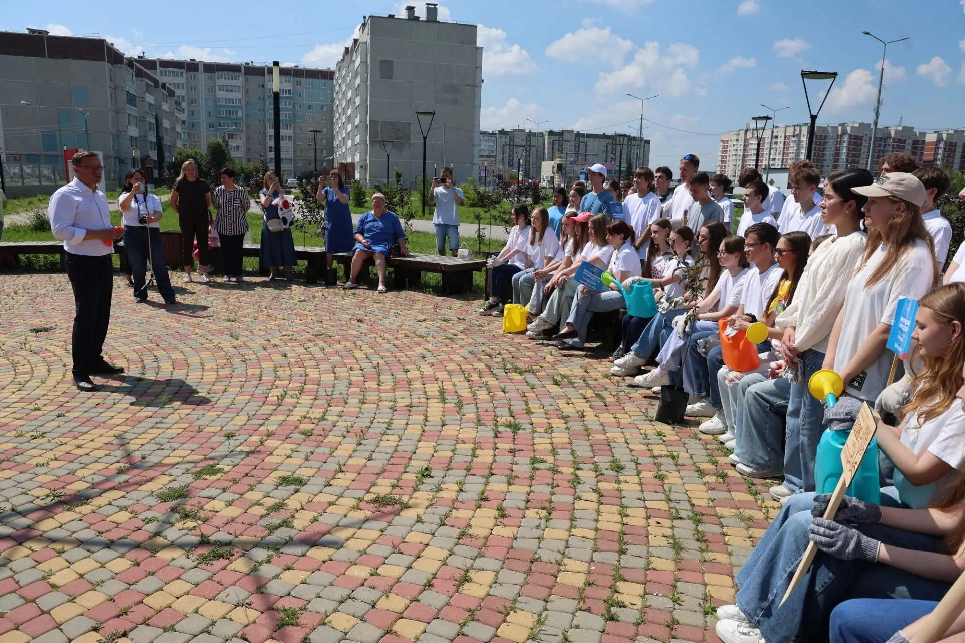 Пять новых яблонь украсили Аллею медалистов в Каменске-Уральском

17 июня в сквере «Молодежный» сост