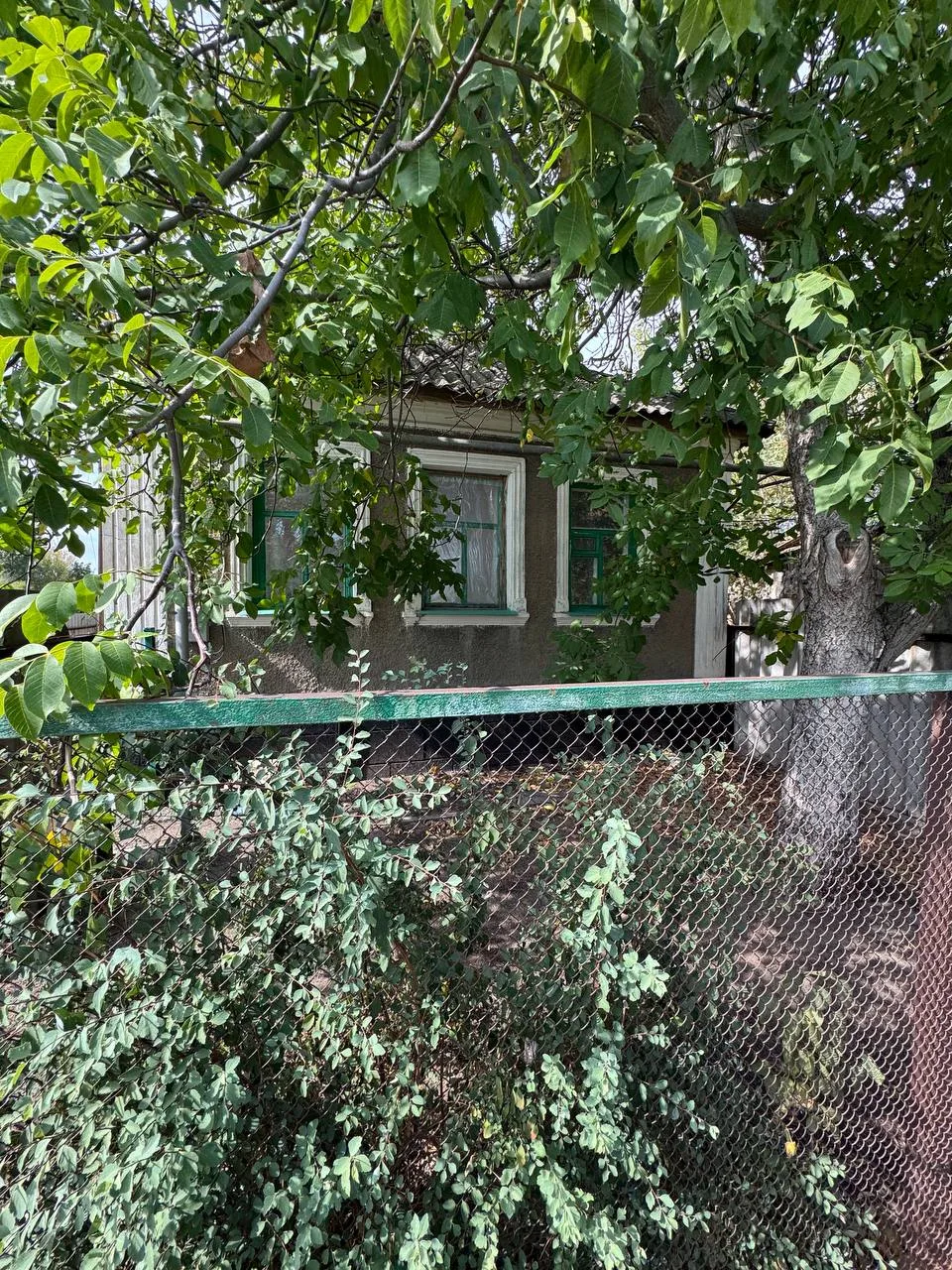 Продам дом в Станице Луганской (р-н кв. Молодежный), площадь 80 кв.м, в жилом состоянии, удобства в 