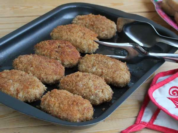Котлеты «Школьные»

Ингредиенты:
· Фарш мясной – 600 г
· Чёрный хлеб – 0,5 буханки (350 г)
· Вода ил