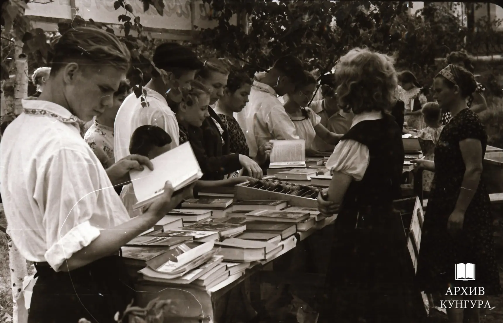 Жители города Кунгура на книжном базаре в День молодежи, 1958 г.
