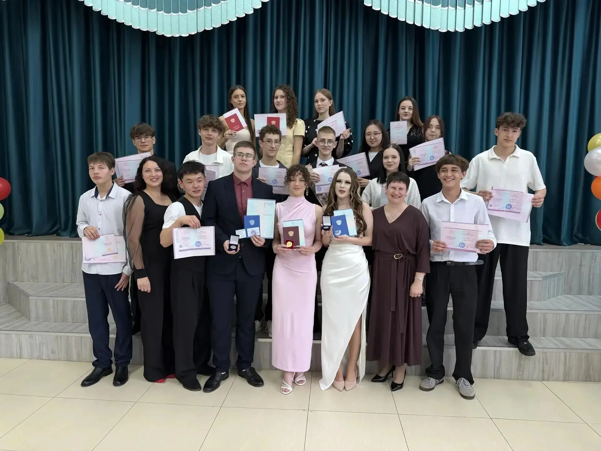 🎓 Торжественное вручение аттестатов в школе села Горячие Ключи!

26 июня в актовом зале МБОУ СОШ с.
