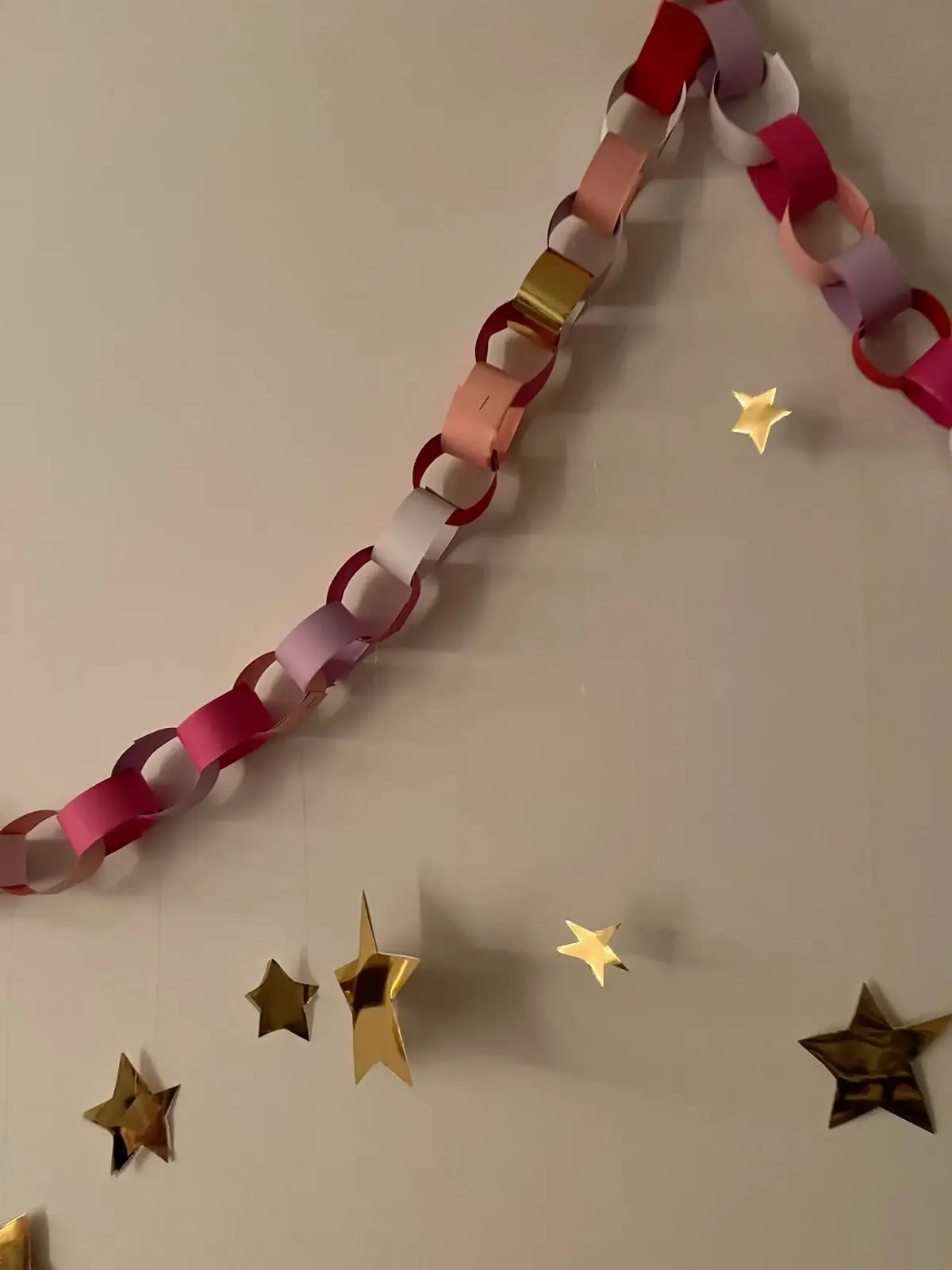 ✨ Из чего можно сделать гирлянду в комнату?

✿ из бумажных сердечек
✿ из фотографий и полароидов
✿ и