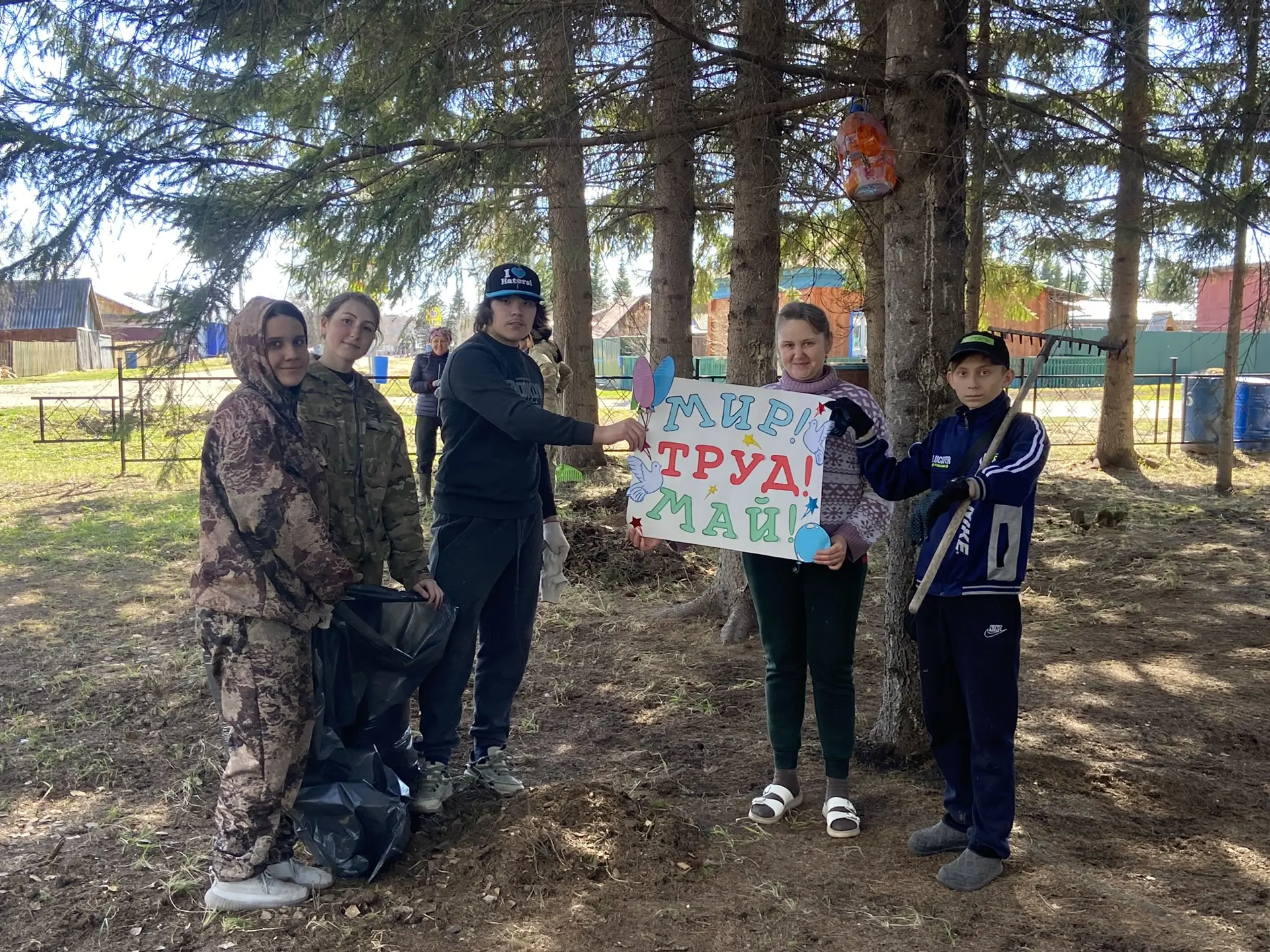 Активно, с удовольствием встретили Первомай! Работали школьники, учителя, Администрация и мы -работн