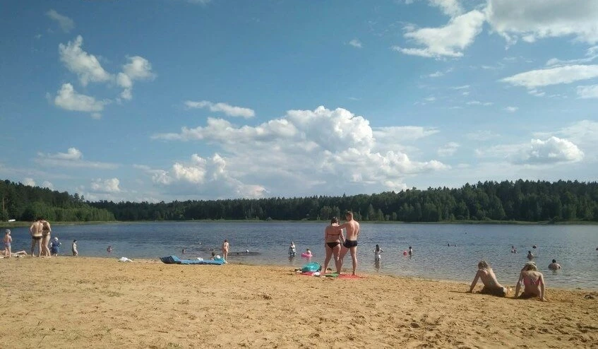 Вода на Протяжке соответствует норме по микробиологическим показателям. Купание там разрешено.

А во