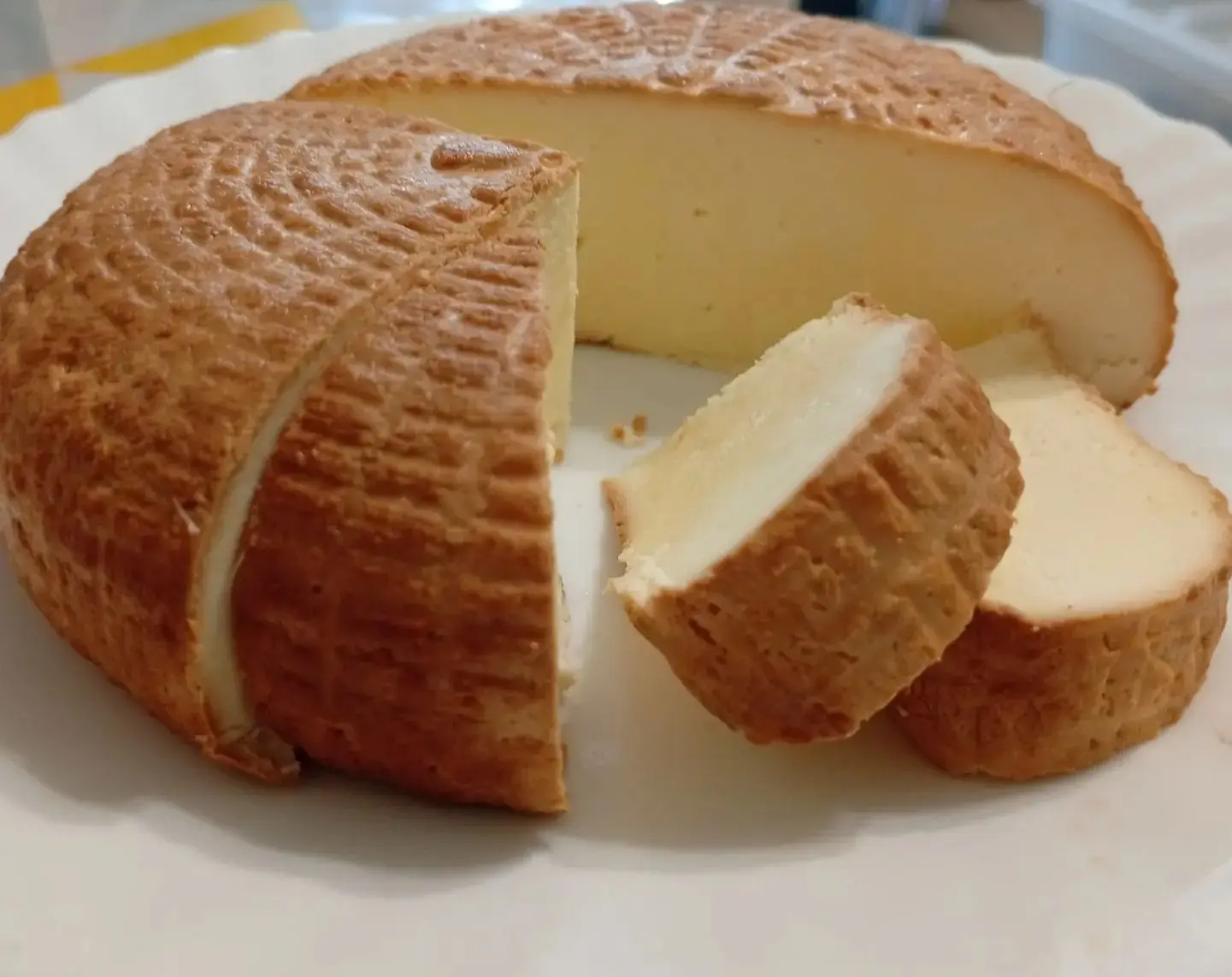 НОВИНКА
 🧀 АДЫГЕЙСКИЙ КОПЧЁНЫЙ.

Копчение происходит на фруктовой щепе.
Сыр адыгейский копчёный: по