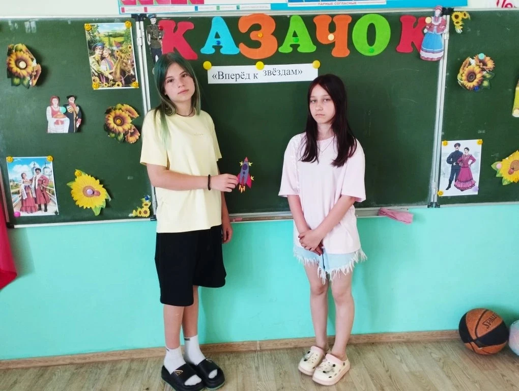 🗓9 июня в пришкольном лагере "Казачок" проходит миссия "Дерзай и открывай!". 
👫 Ребята смотрели ви