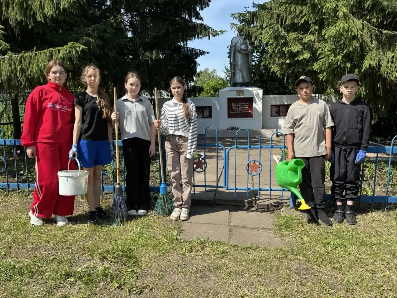 Память в делах: школьники навели порядок у памятника павшим героям 🕊

Память о подвиге наших дедов 