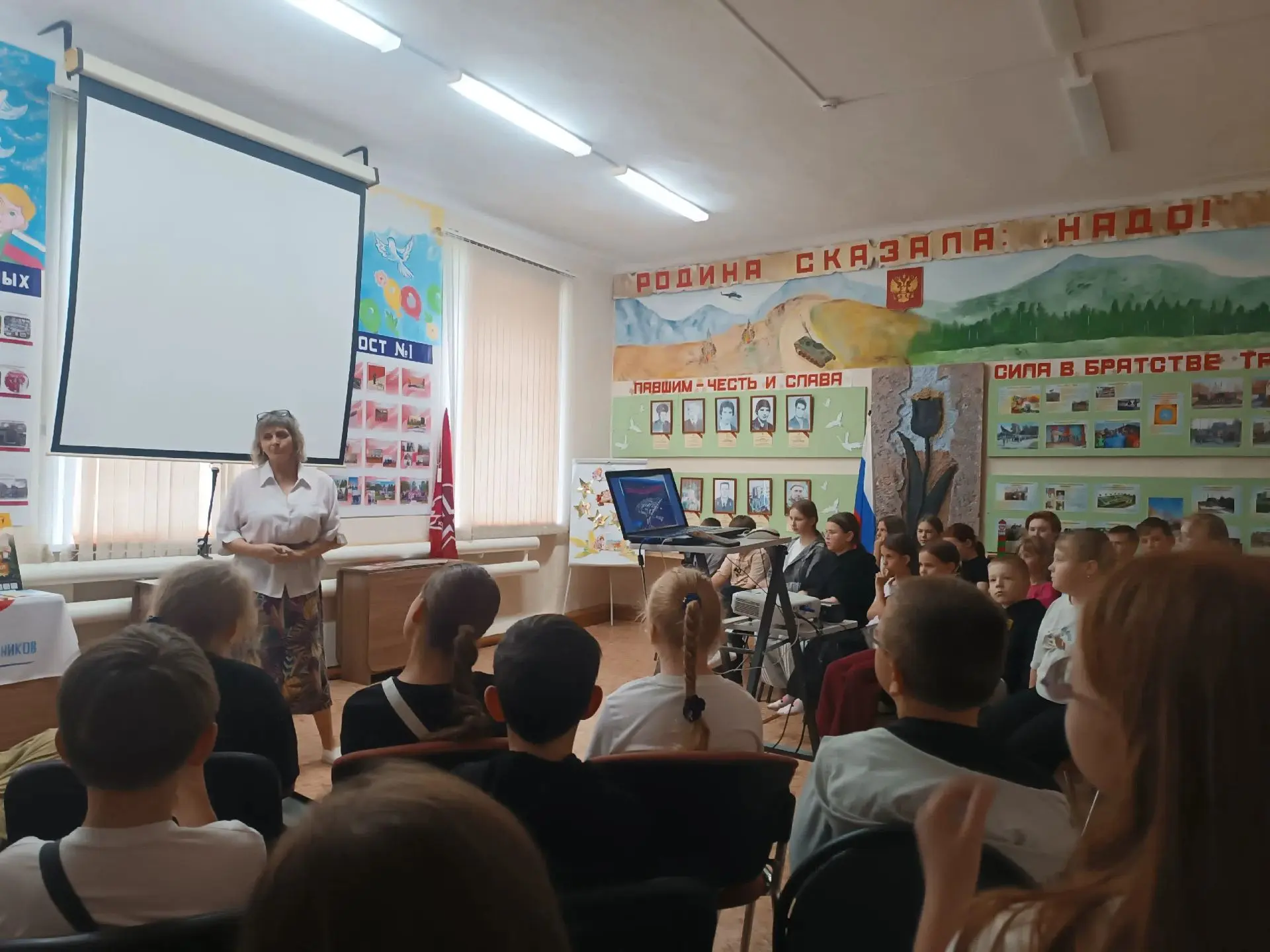 «Знакомые уголки Гремячинска»: как ребята из лагеря открывали чудеса родного края

В Комнате Славы Д