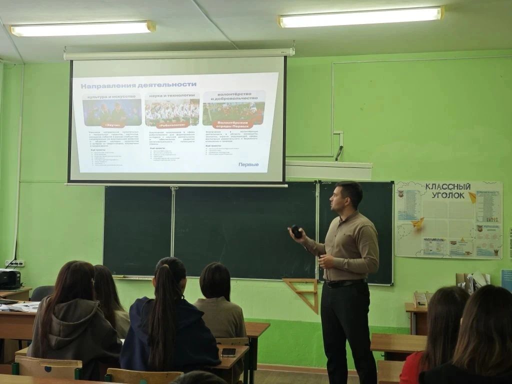 В лагере труда и отдыха прошел День Первых!
Начали с познавательной беседы, где ребятам рассказали о