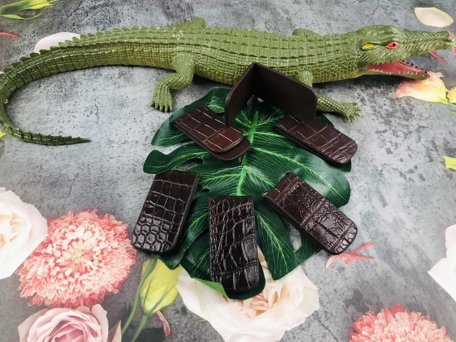 Зажим для денег из кожи крокодила 🐊

Цвета: коричневый, красный, черный, фиолетовый
Размеры: 8x4х0,