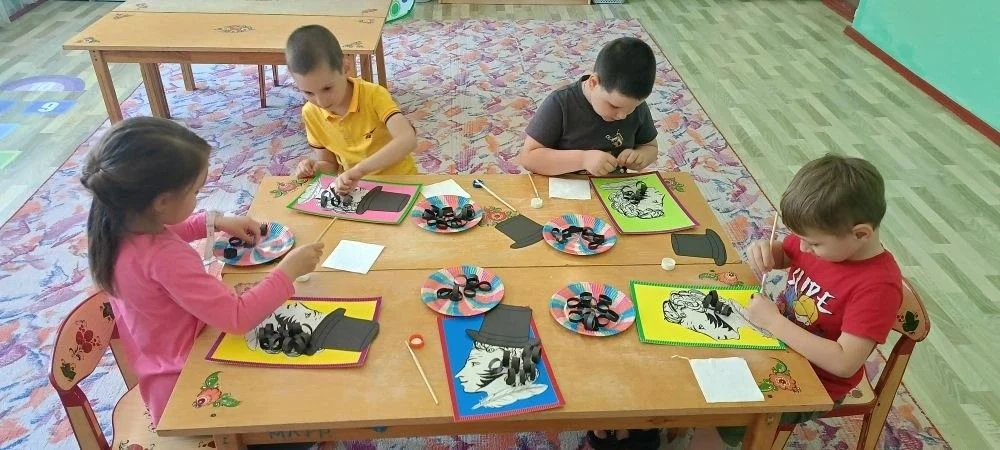 В д/с "Аленький цветочек" воспитатели провели познавательную беседу о русском великом поэте и писате