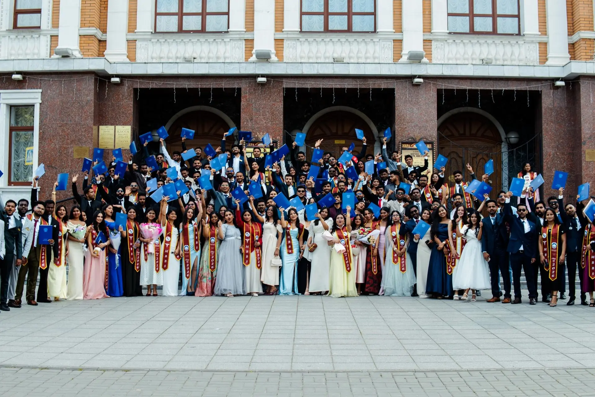 🎓 225 студентов Медицинского института МарГУ из 7 стран мира получили долгожданные дипломы о высшем